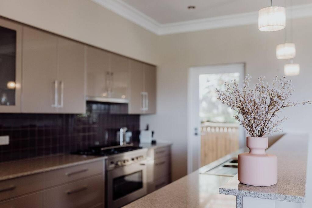 Apartment On James Бичено Екстериор снимка