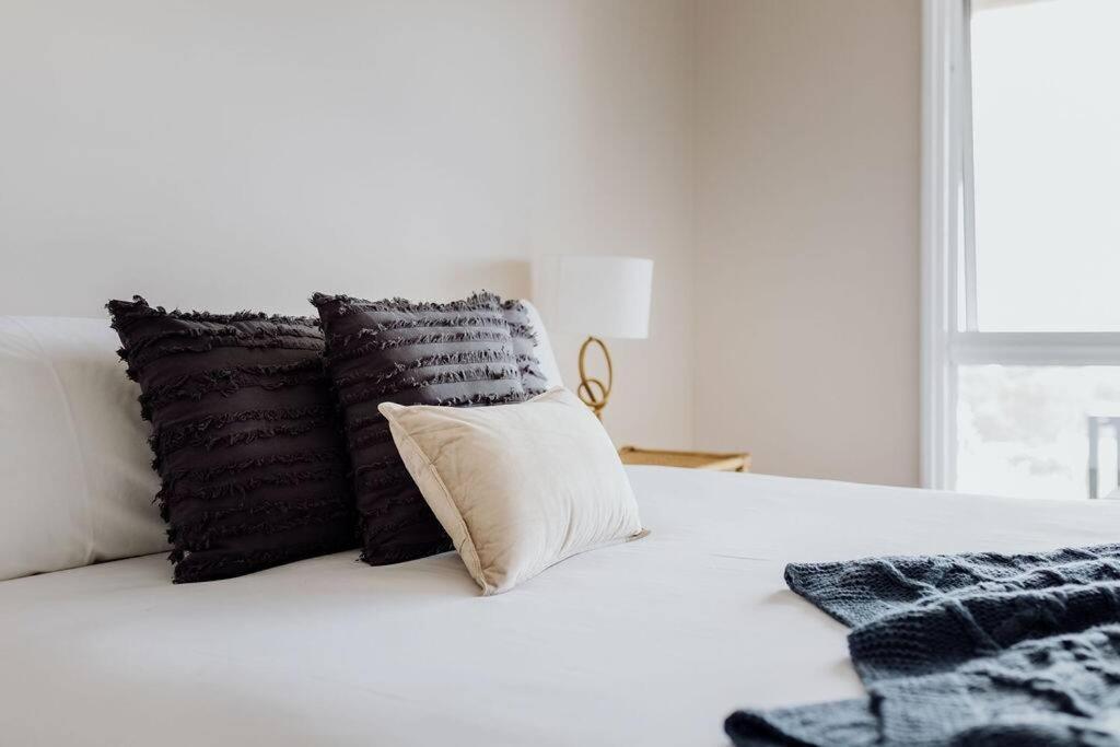 Apartment On James Бичено Екстериор снимка
