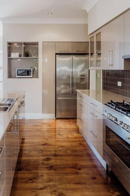 Apartment On James Бичено Екстериор снимка