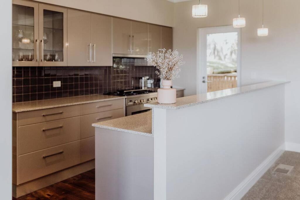 Apartment On James Бичено Екстериор снимка