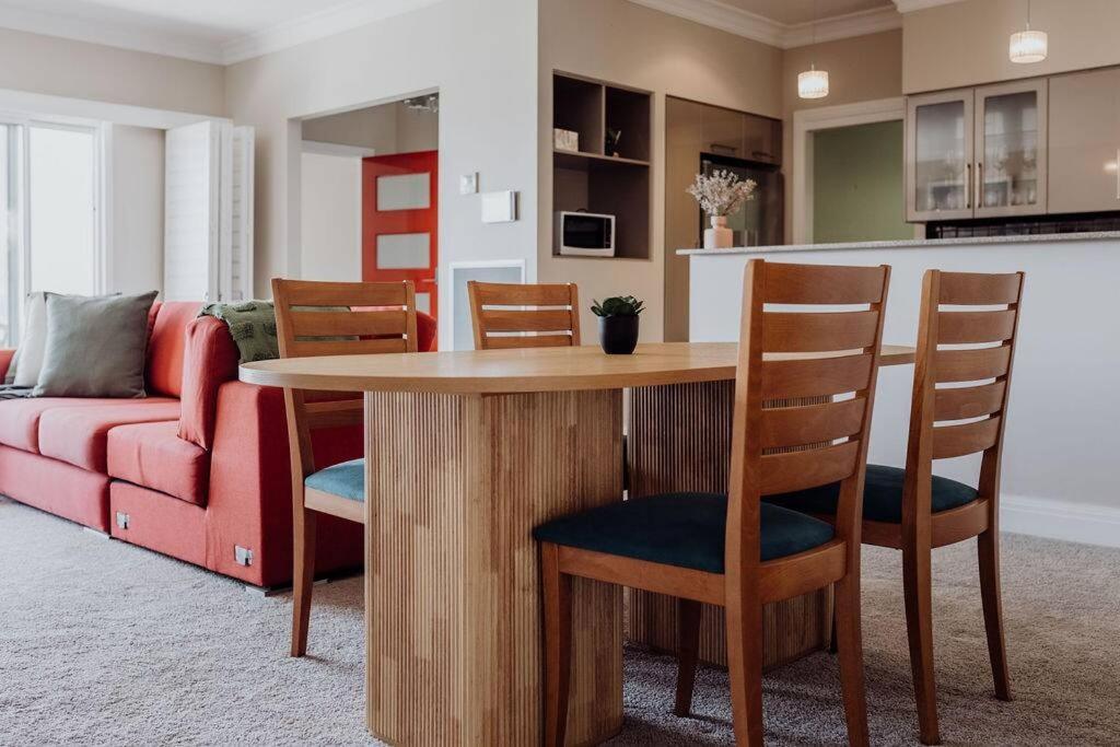Apartment On James Бичено Екстериор снимка