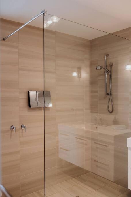 Apartment On James Бичено Екстериор снимка